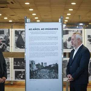 ADEPA junto a Aeropuertos Argentina inauguró una muestra conmemorando los 40 años de democracia