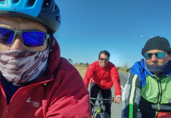 Travesía por rutas argentinas: unen San Lorenzo con Mendoza en bicicleta