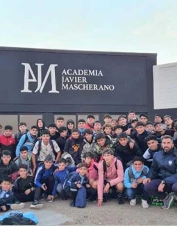 La Academia de Javier Mascherano recibió una visita de jugadores de la ciudad de San Lorenzo