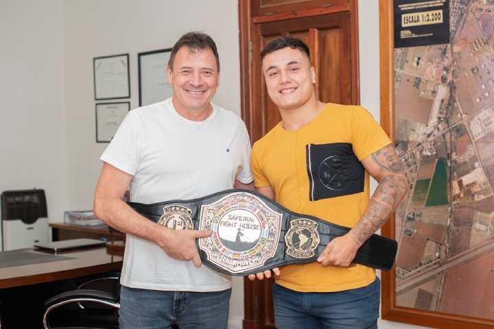 El intendente Leonardo Raimundo recibió al sanlorencino Francisco Prado, campeón sudamericano de MMA 