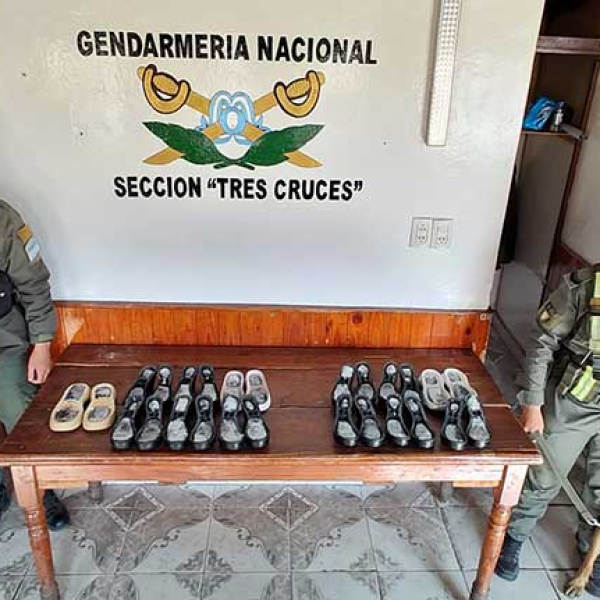 Gendarmes descubren cocaína dentro de las suelas de zapatillas