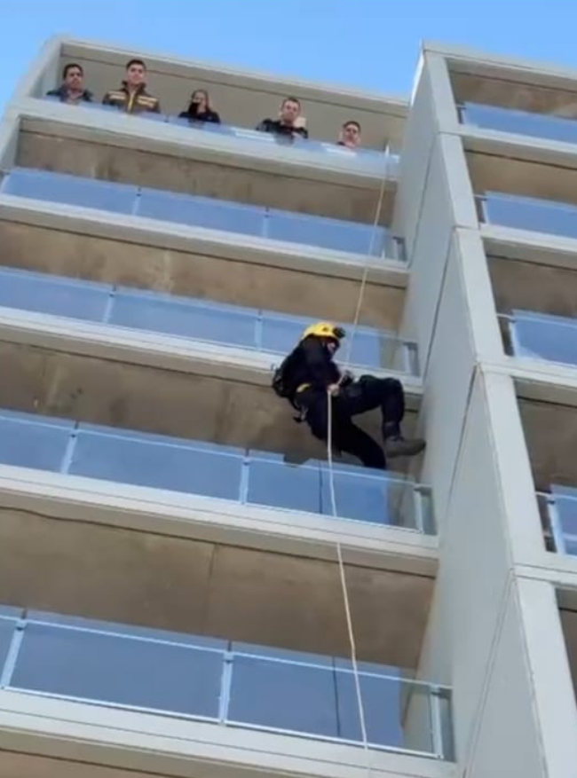 Acceso riesgoso: bomberos zapadores descendieron desde la terraza para abrir un departamento