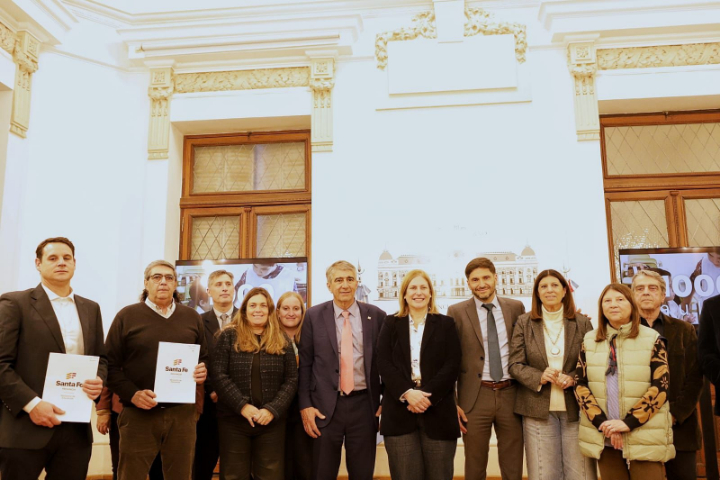 Traferri participó del acto de firma de convenios para construir aulas en Beltrán, Carcarañá y Ricardone