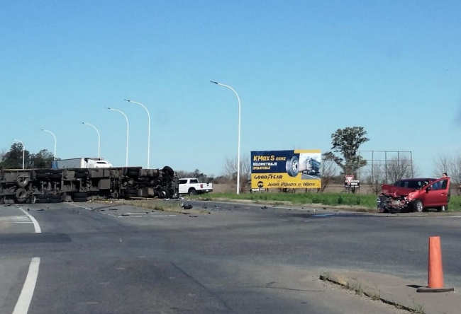 Accidente en Totoras: Un camión y un auto chocaron en el cruce de Ruta 34 y 91