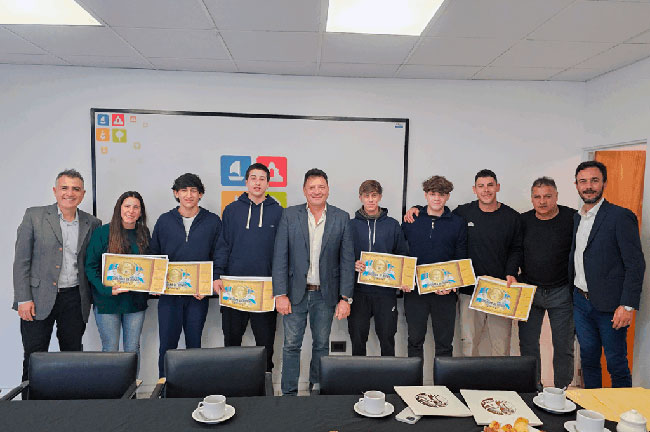 Raimundo entregó un reconocimiento a alumnos del Colegio San Carlos que brillaron en torneo provincial de básquet 3×3