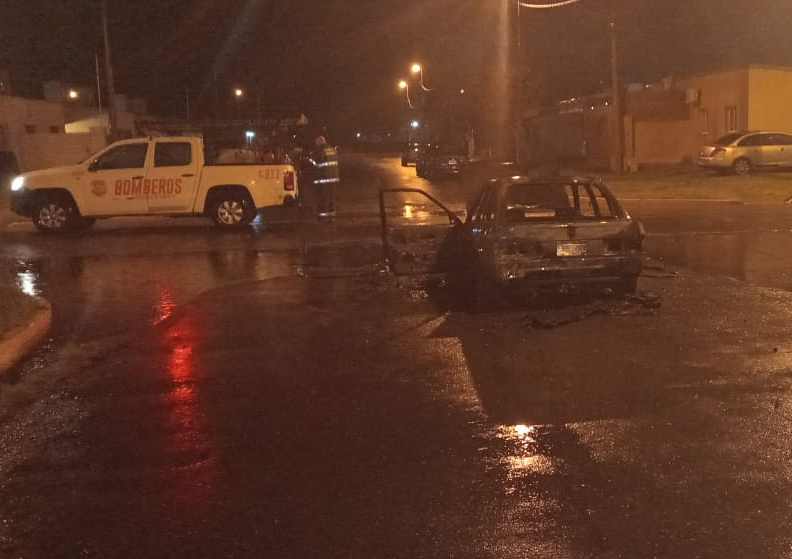 Un incendio destruyó por completo un vehículo en Puerto General San Martín
