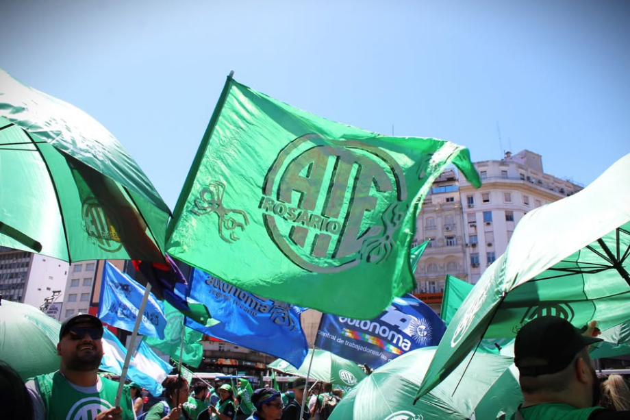 Polémica en Santa Fe: el incentivo por asistencia de Pullaro choca con licencias básicas de los trabajadores