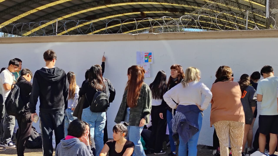 Los muros hablan: estudiantes de San Lorenzo pintaron las “Máximas” de San Martín en la manzana histórica