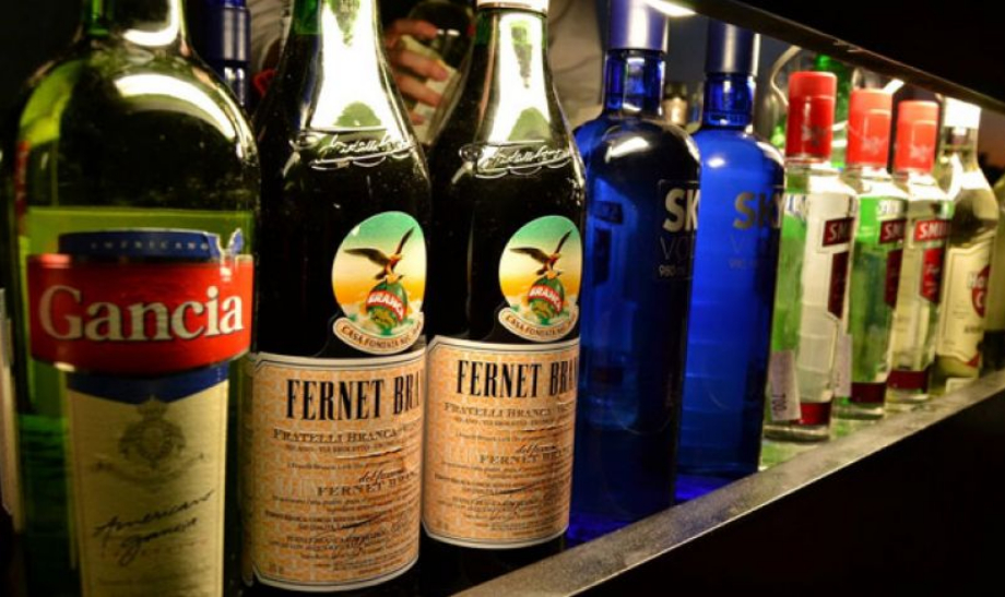 Cayó un joven tras robar bebidas alcohólicas y amenazar con arma simulada