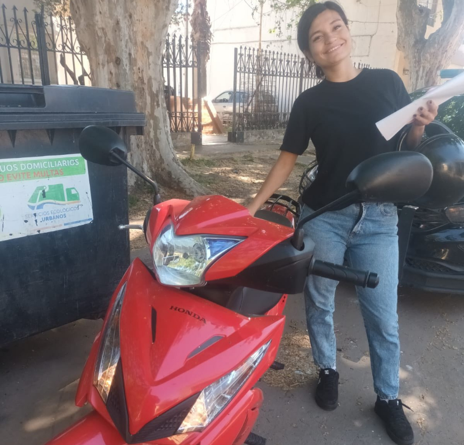 Le robaron la moto, organizó una rifa para comprar otra y la policía la recuperó: la historia viral de Verónica en San Lorenzo