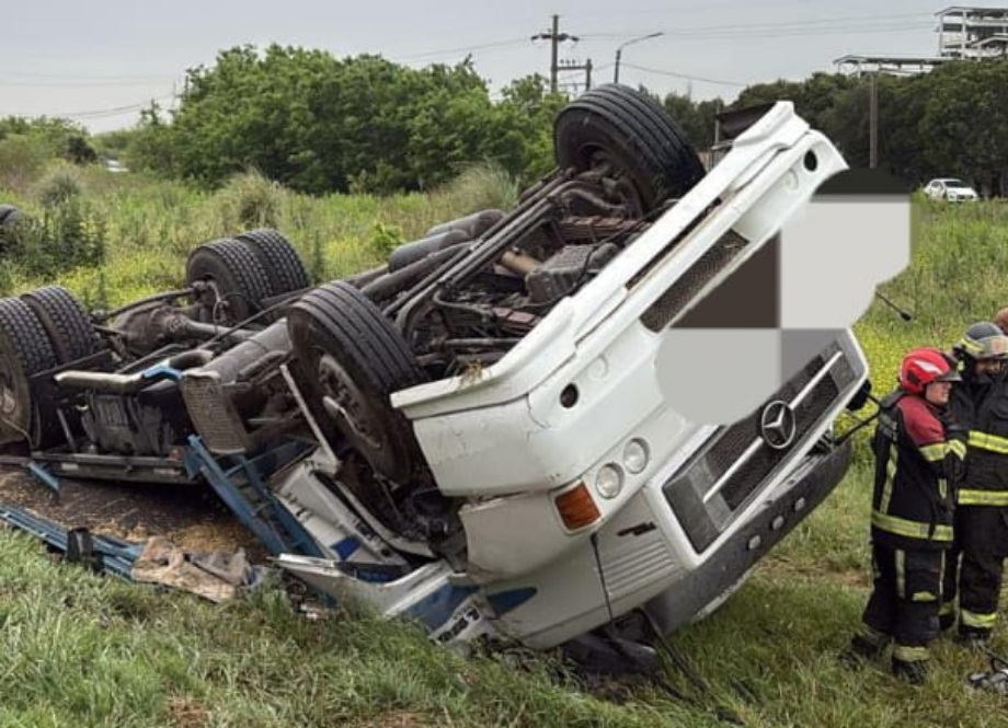 Volcó un camión cargado con oleaginosa en la autopista Rosario–Santa Fe: el conductor fue rescatado por Bomberos