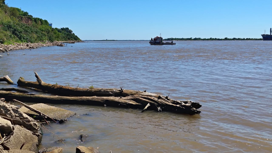 Continúa la intensa búsqueda del adolescente desaparecido en el Paraná: bomberos y prefectura trabajan sin descanso