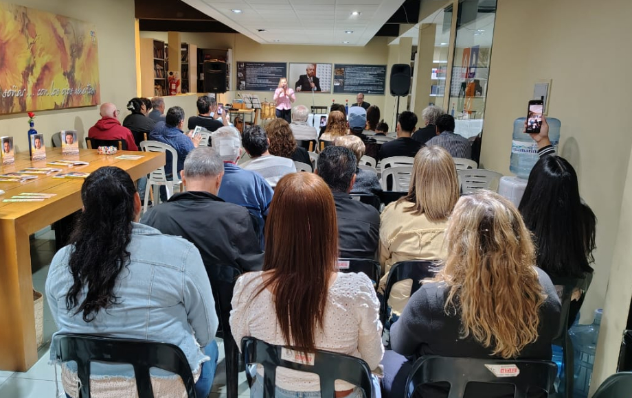 Estela Rueda Césped presentó su libro “Francesco entre el cielo y el infierno” en San Lorenzo