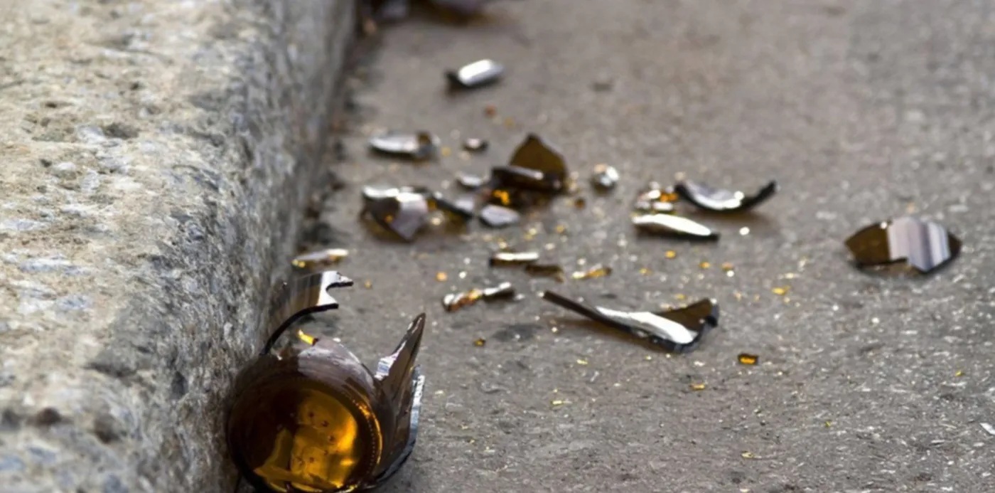 Tres menores lo atacaron a piedrazos y botellazos: resultó herido y los agresores, detenidos