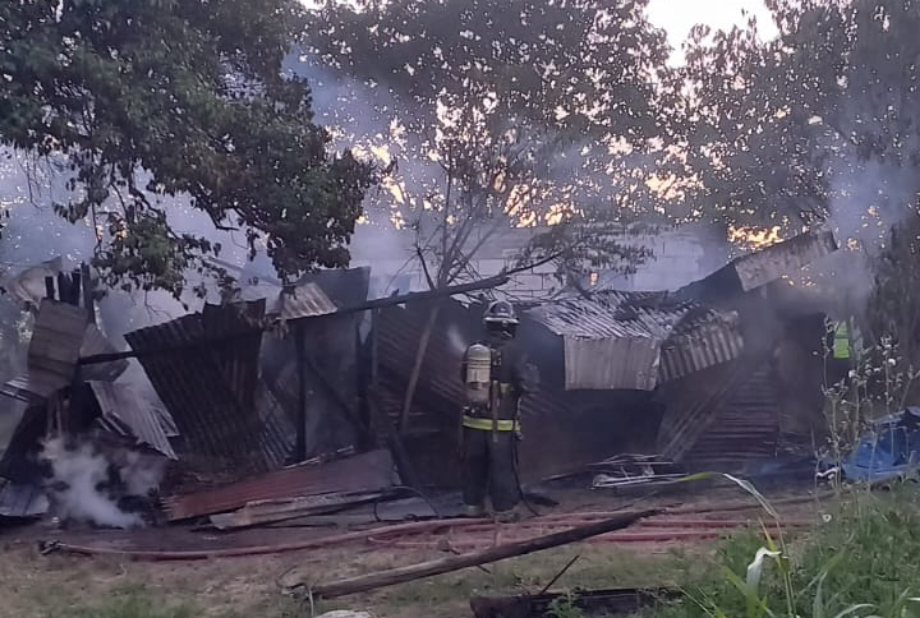 Incendio: el fuego destruyó totalmente una precaria vivienda en Puerto General San Martín