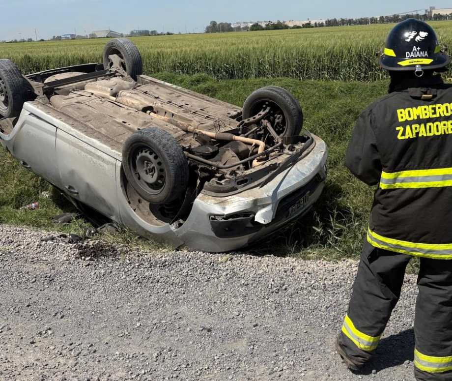 Un automóvil volcó en Puerto General San Martín: el conductor fue asistido y trasladado por un familiar