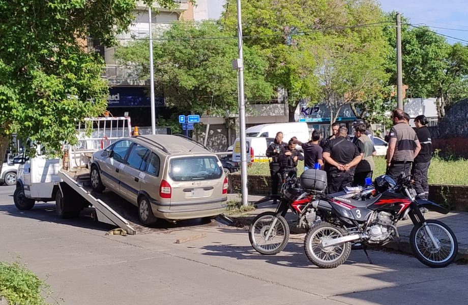 Cinematográfico operativo por un auto roto y estacionado en pleno centro de San Lorenzo
