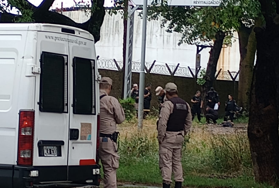 Asaltaron distribuidora de Puerto San Martín y detuvieron a uno de los delincuentes en San Lorenzo