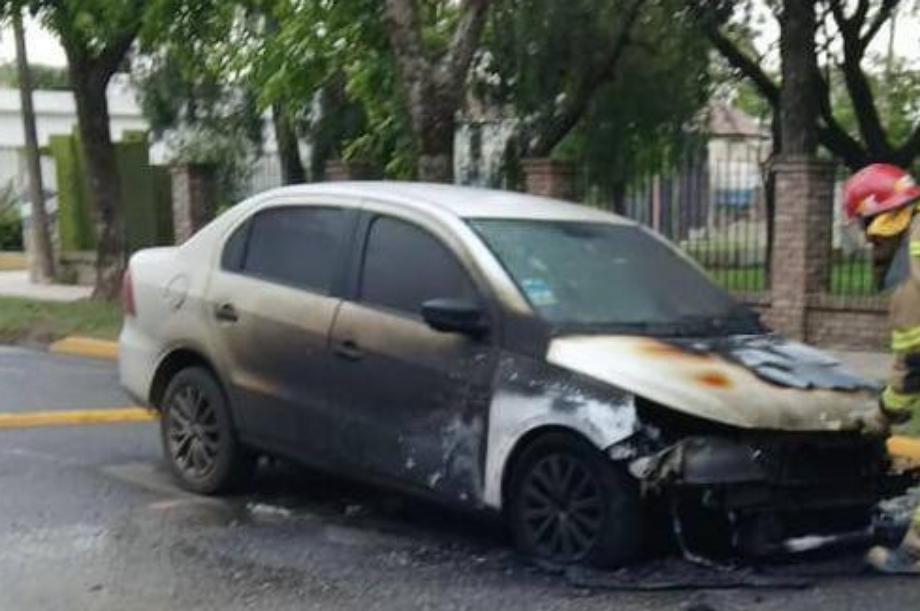 Se incendió un automóvil frente a una escuela de Timbúes