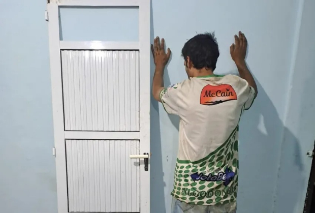 Caminaban en la madrugada con una puerta y una cortadora de césped de las que no pudieron explicar su procedencia: terminaron presos