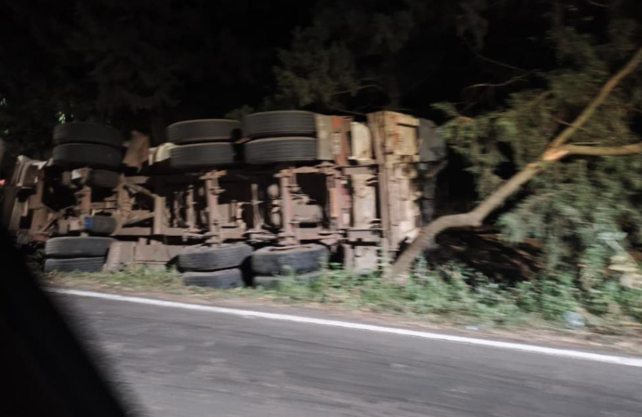 Un camión volcó en la colectora Hermes Binner de San Lorenzo