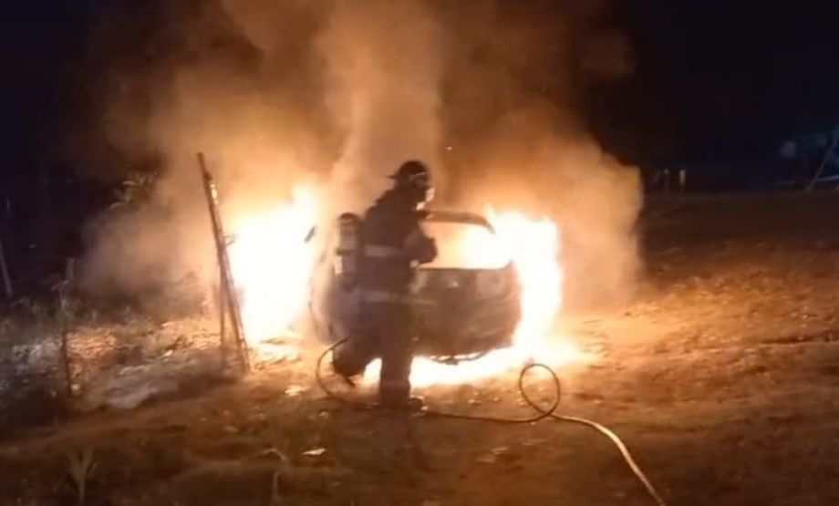 Incendio destruyó por completo un automóvil en la zona norte de San Lorenzo