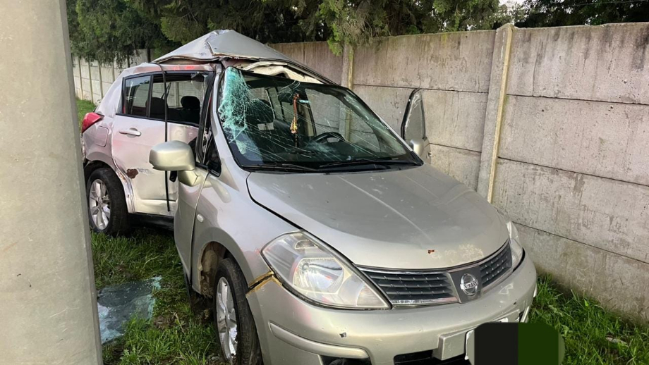 Destrozó su auto contra una columna y fue rescatado por bomberos