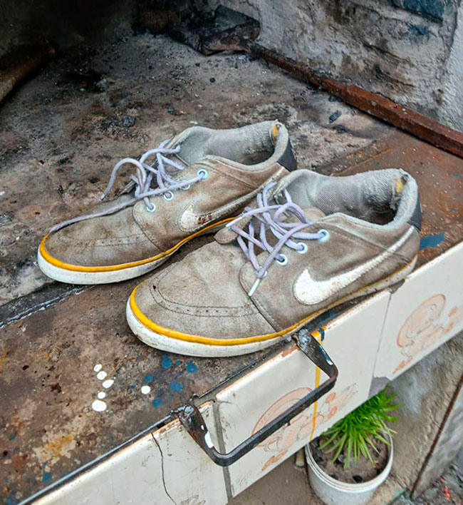 Fue a robar, lo sorprendieron, huyó y perdió sus zapatillas