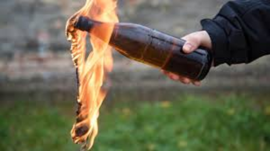 Arrojó una bomba molotov contra una vivienda y fue detenido en Puerto General San Martín