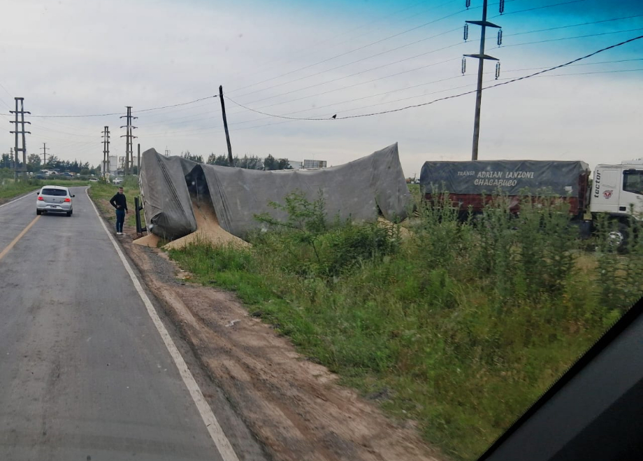 Un camión volcó en la colectora entre Ricardone y San Lorenzo