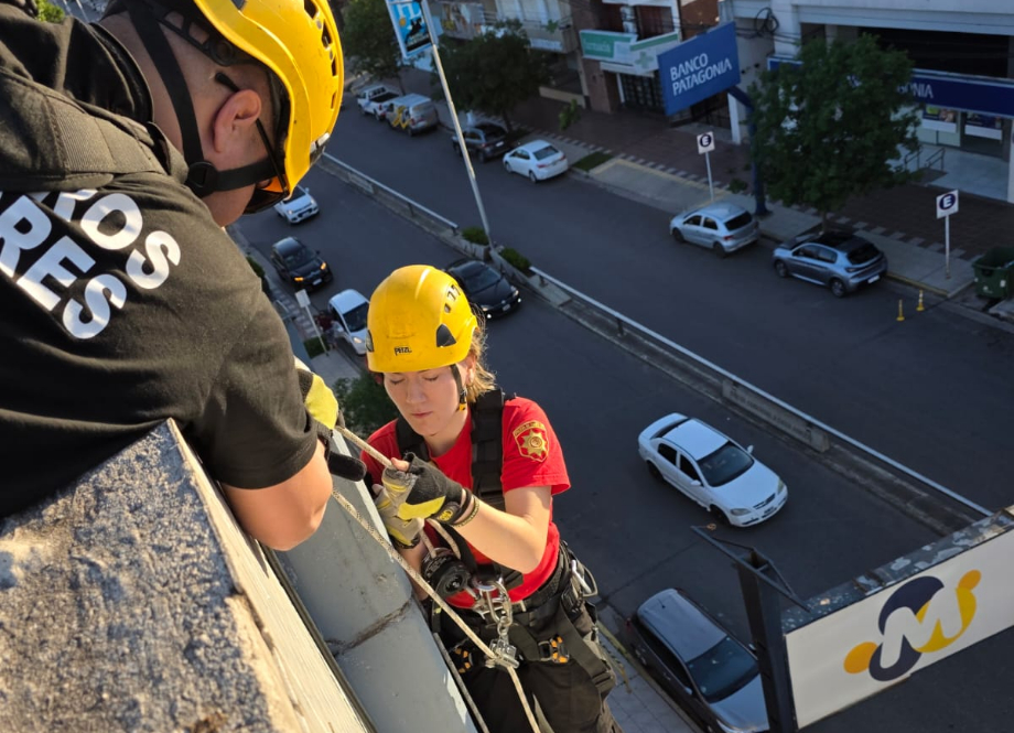 Bomberos zapadores retiraron una chapa suelta a 15 metros de altura que representaba un serio riesgo para los peatones