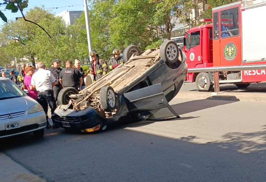 Una mujer se descompensó, perdió el control de su auto, chocó y volcó en plena avenida San Martín