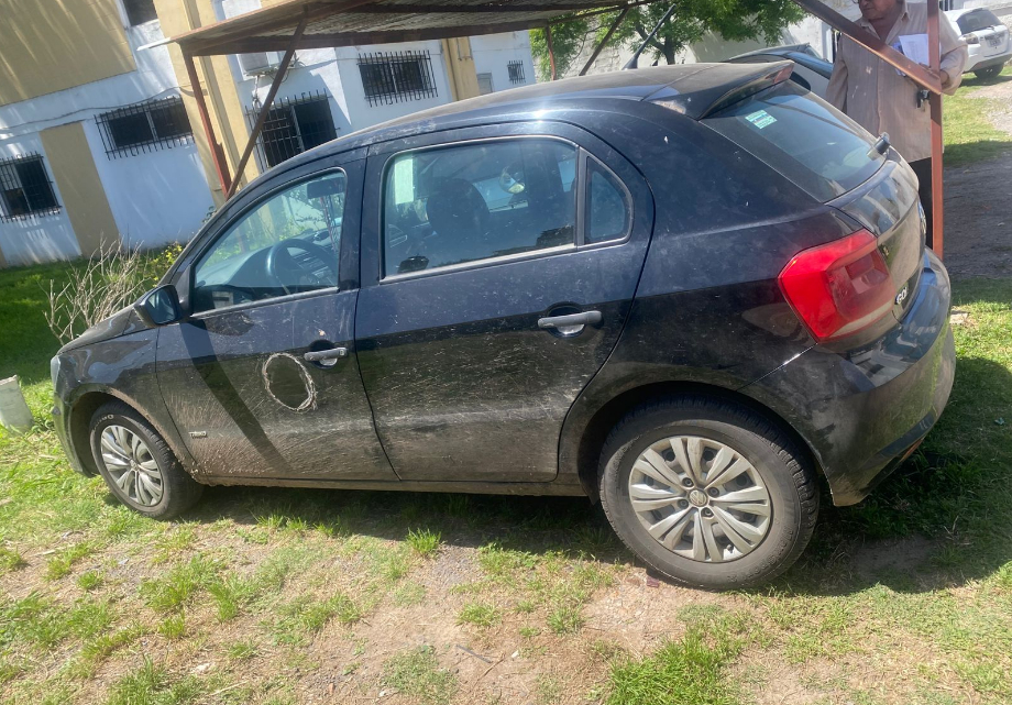 Hallan en Capitán Bermúdez un auto con pedido de captura y demoran a dos hombres