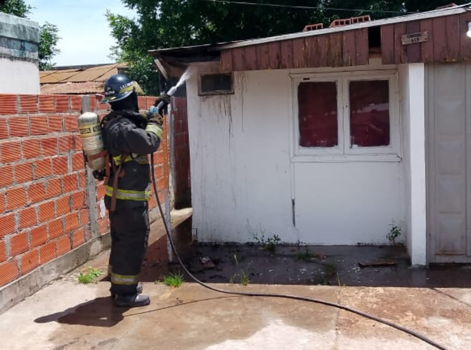 San Lorenzo: vecinos y bomberos sofocaron un principio de incendio en una vivienda desocupada