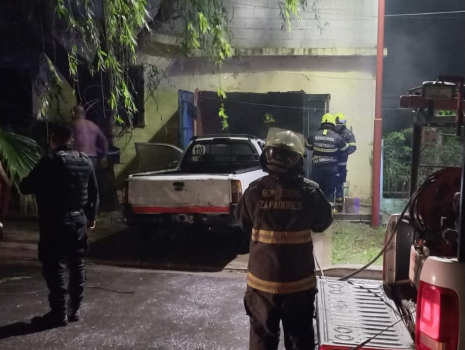 Principio de incendio en una camioneta en Puerto General San Martín