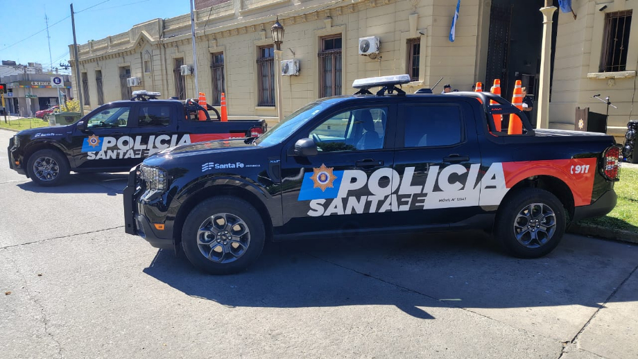 La Provincia entregó dos nuevas camionetas para reforzar el patrullaje en el departamento San Lorenzo