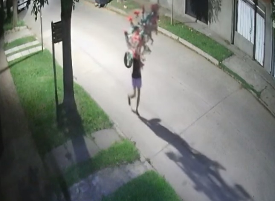 Insólito: Robaron el árbol de navidad de la Parroquia de Fray Luis Beltrán