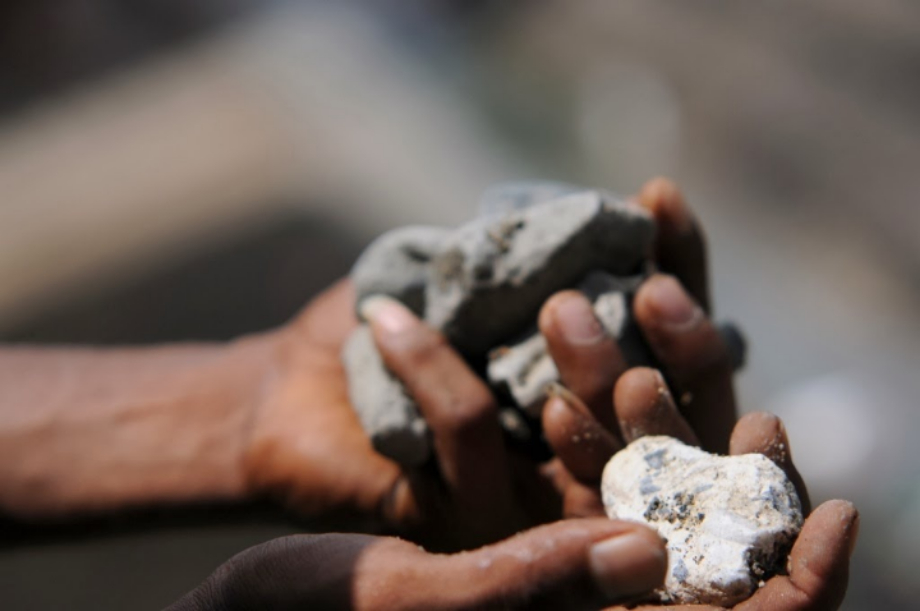 Intentó agredir a la policía y vecinos apedrearon el patrullero tras su detención