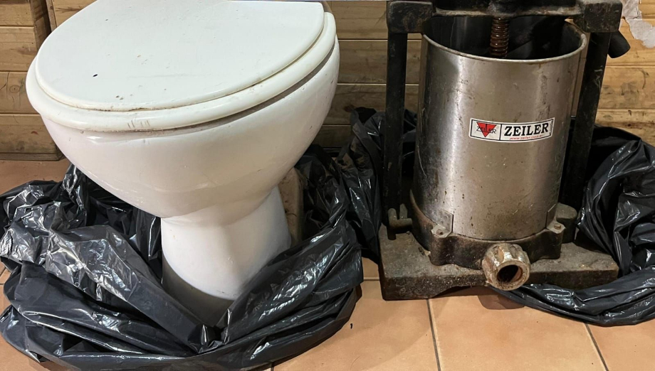 San Lorenzo: Detuvieron a dos hombres que caminaban por la calle con un inodoro y una prensa choricera robados