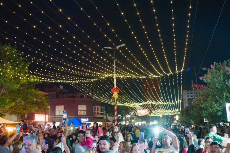 Con el despliegue de luces y múltiples actividades, San Lorenzo encendió el espíritu navideño