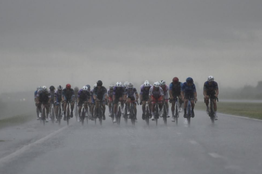 Ciclismo: un frente de tormenta en la zona de Coronda y Arocena, obligó a suspender la histórica Santa Fe-Rosario