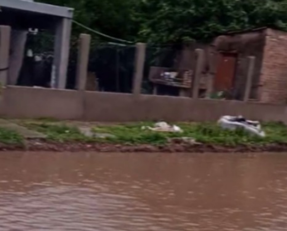"Como en Venecia, pero es Bermúdez": Vecinos de calle Gaboto estallaron en redes tras el temporal