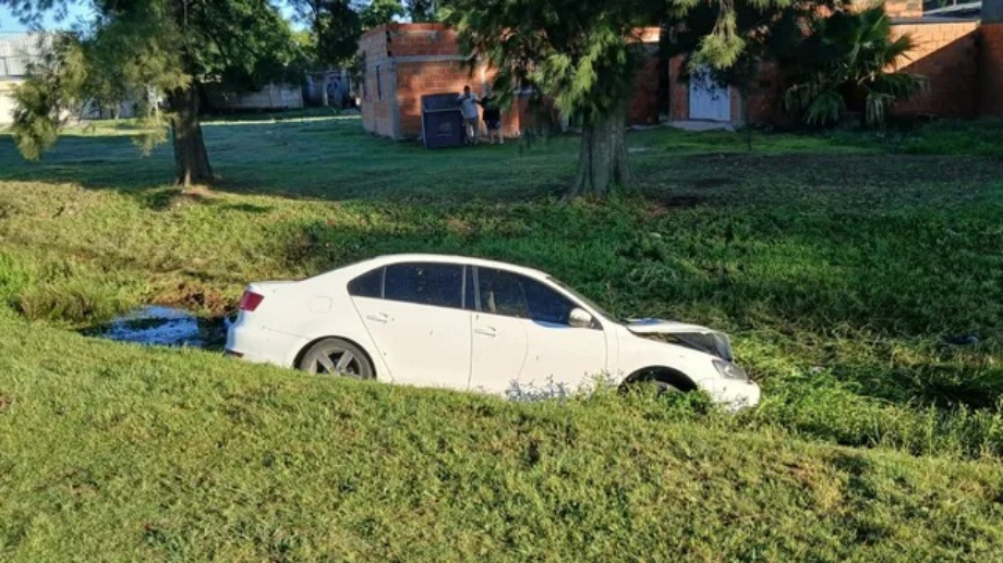 Trágico siniestro en Puerto San Martín: un auto chocó a un caballo y cayó a un zanjón
