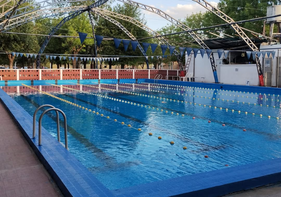 Tragedia en Fray Luis Beltrán: un hombre de 75 años falleció tras descompensarse en la pileta del Club Garibaldi