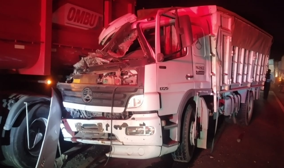 Impactante choque entre camiones en la Ruta A012: Un conductor herido