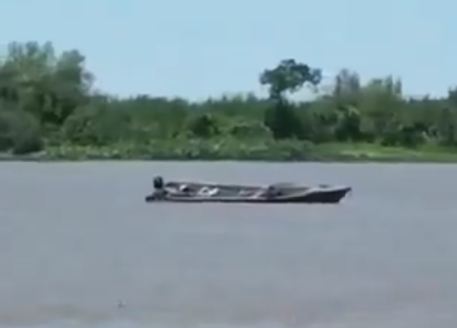Macabro: Hallan a dos hombres asesinados a balazos en una lancha a la deriva en el río Coronda