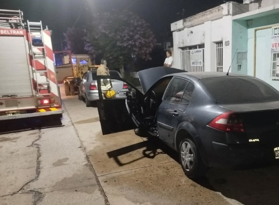 Fray Luis Beltrán: incendio de un automóvil en calle Las Heras durante la madrugada