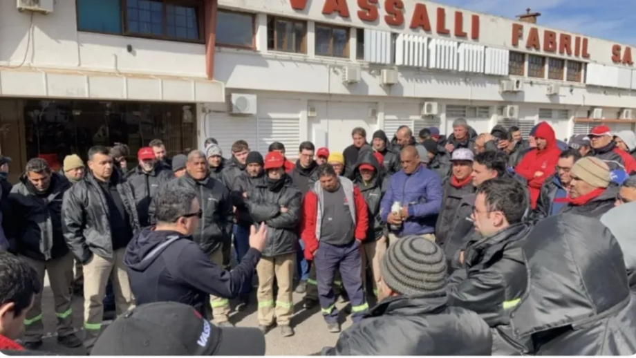 Crisis en Vassalli: Los trabajadores retoman las protestas y amenazan con la toma de la fábrica