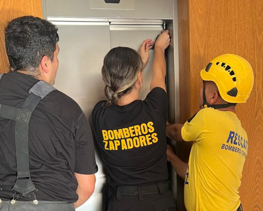 Exitoso rescate de dos personas atrapadas en un ascensor en el centro de San Lorenzo