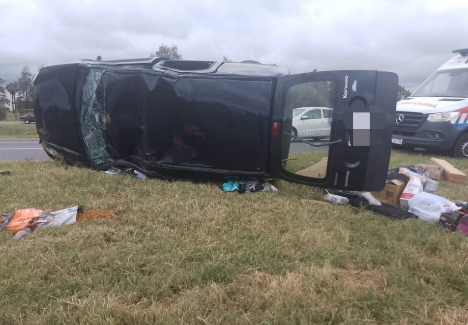 Vuelco en la Autopista Rosario–Córdoba: dos heridos tras el despiste de un utilitario a la altura de Roldán